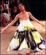 ריסוס השמלה על משטח התצוגה