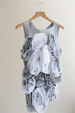 play time של יינג גאו - שמלה משתנה לפי מקור אור וחום ונמצאת כל הזמן בתנועה