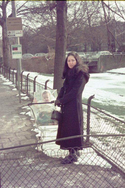 התינוק בעגלה מנוילנת