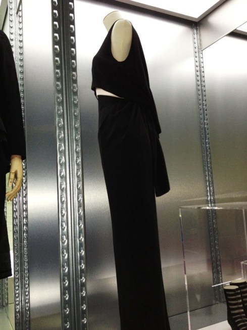 שמלה שחורה קטנה המבוססת על אותו נושא השראה