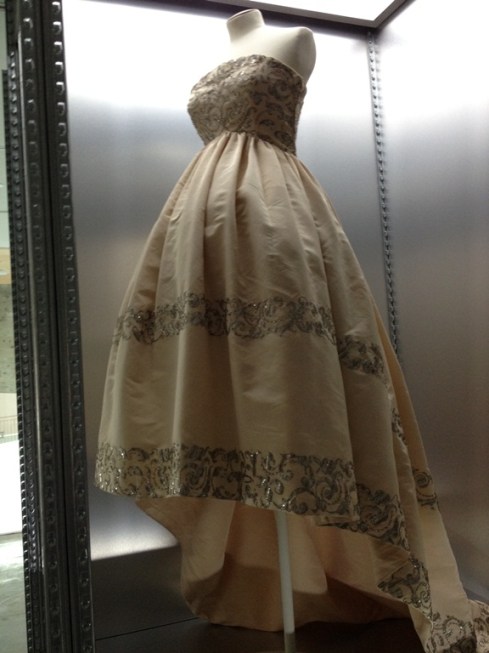 שמלה המבוססת על נושא השראה זה.