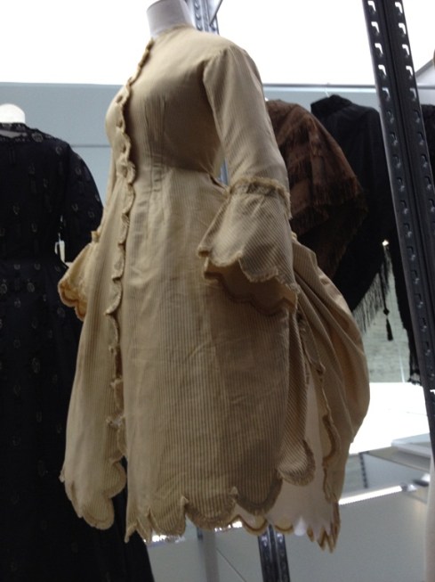 הדגם ההסטורי מן המאה ה-19 ששימש מקור השראה לשמלה משנות ה-50