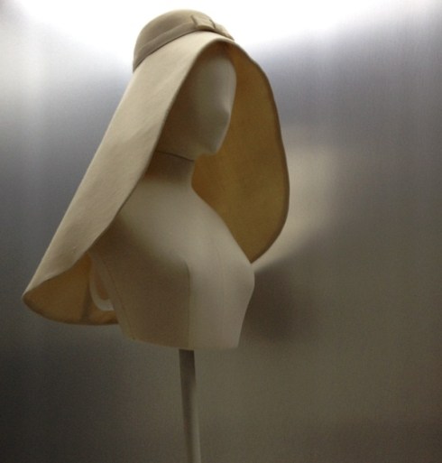 נושא ההשראה המבוסס על כובע כבאים ששימש טריגר לרבות מיצירותיו של בלנסיאגה