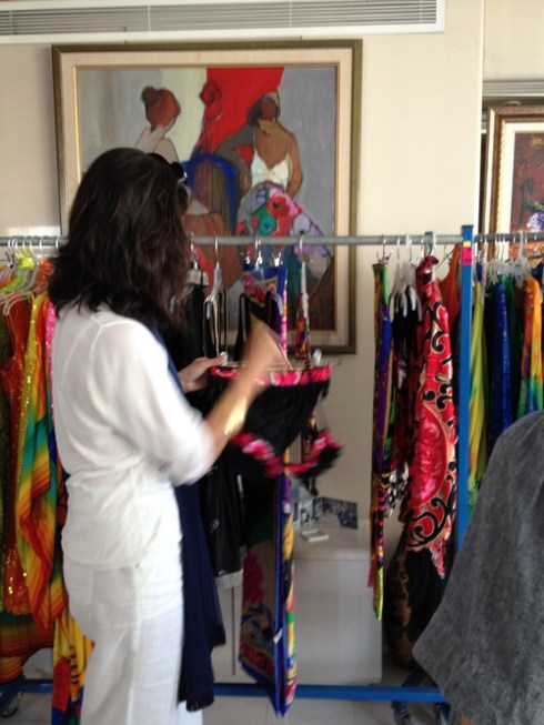 סיסי מסדרת את הדגמים שנבחרו על הקולב