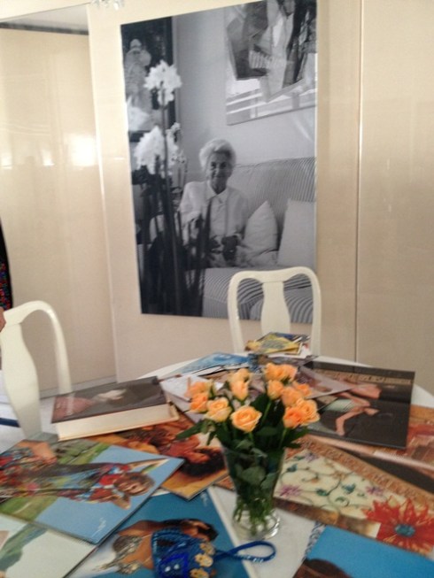 פרחים וברקע תמונה של גברת גוטליב