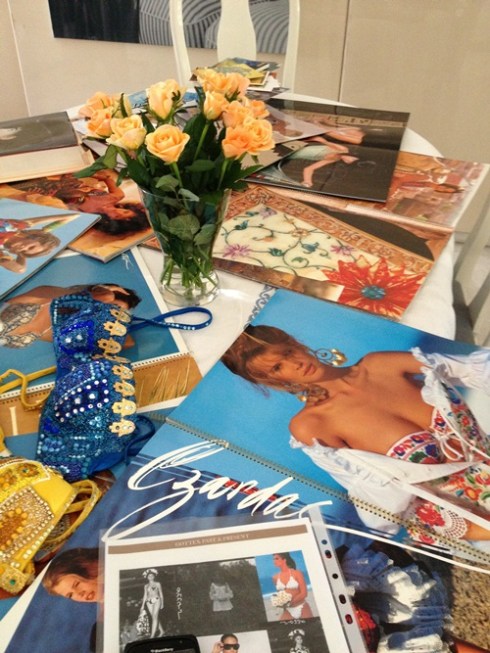 על השולחן הקטלוג עם קלאודיה שיפר מדגמנת את קולקציית צ'ארדש