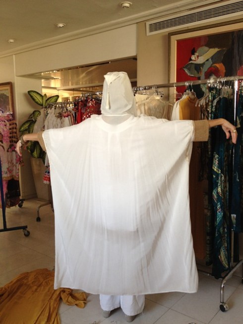 סיסי מדגמנת כפתן עם ברדס מקולקציית