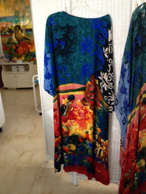 הכפתן מתוך הקולקציה בהשראת מונה מתכתב עם הציור שברקע