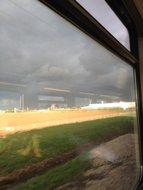 הנוף המלנכולי מחלון הרכבת