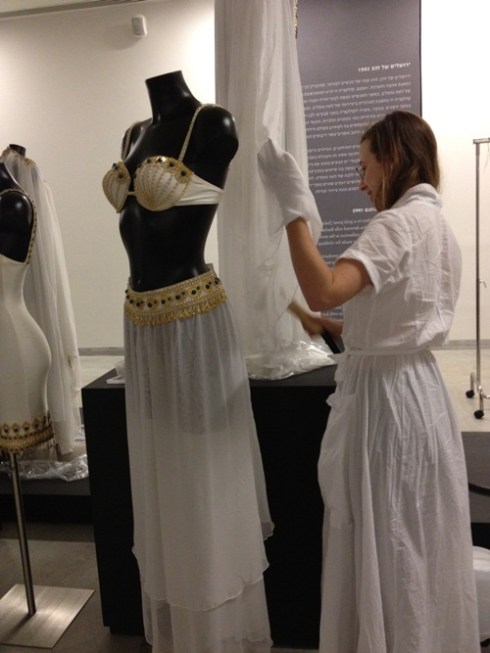 טלי קושניר מלבישה את הבובות