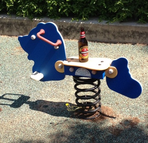 לחפש את הקשר שבין בירה לסוס נדנדה