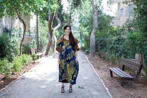 צרויה שלו בדגם של הגר הצופה בהשראת חמדה בן-יהודה צילום: תמר קרוון