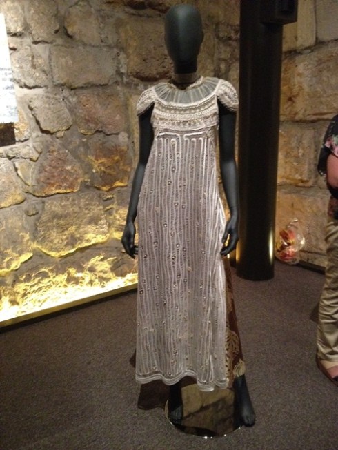 הדגם של תמר שבמקור נלבש על ידי קרן מור, על רקע הקיר באולם האבירים.