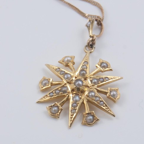 תליון כוכב זהב עם פניני ים: מסמל את האור בקצה המנהרה