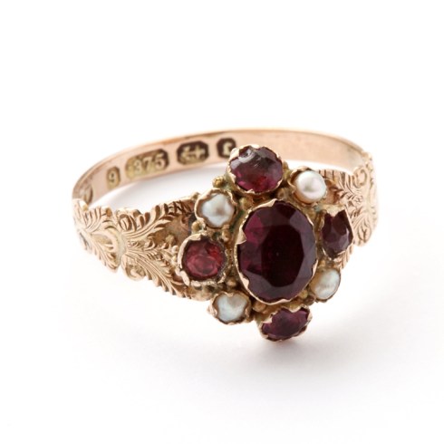 טבעת ויקטוריאנית חתומה עם אמטיסט ופנינים