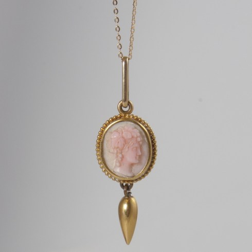 תליון ויקטוריאני עם קמאו על אבן קורל