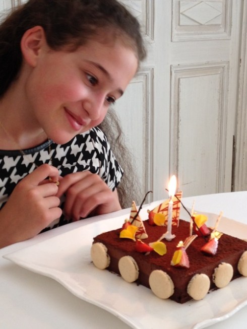 יעל המתוקה מתבוננת בעוגה שהוכנה עבורה במסעדת מוסקוני בלוקסמבורג