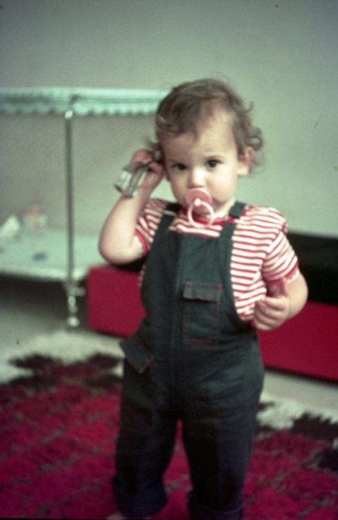 הסלון המשופר עם ספה שבנינו ושטיח שעדיין מונח אצלי היום בחדר העבודה.