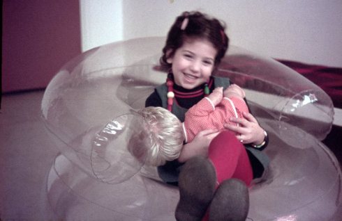 מבט לסלון הסטודנטיאלי שלנו: כורסה מתנפחת ו'ספה' שירשנו מחברים.