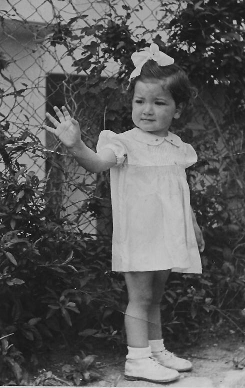 אני בת שלוש בשמלה שסבתא תפרה.