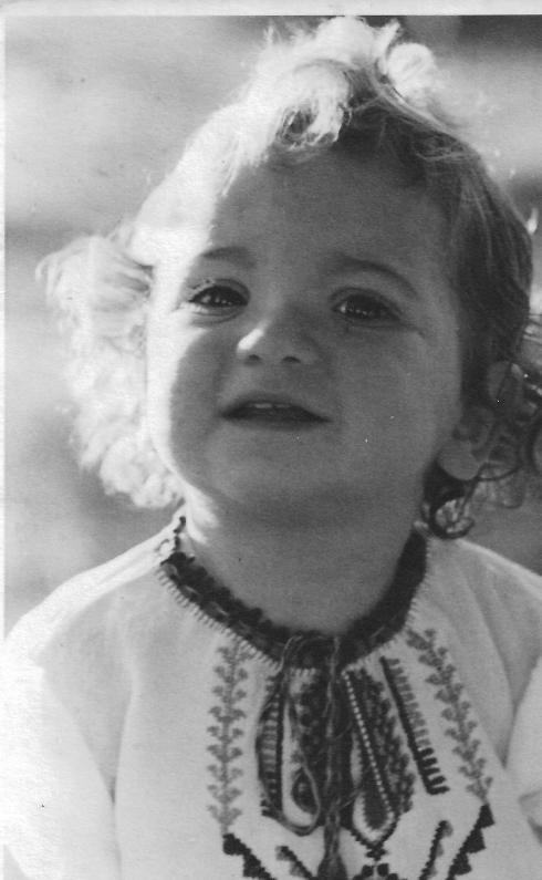 אני בת שנתיים בחולצה שסבתא רקמה