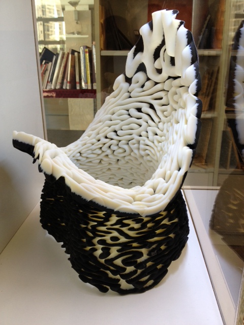  פרט מתוך הדפסה במדפסת תלת-מימד שהופק ע"י חברת סטראטסיס, ישראל. נמצא בספריית החומרים במדיטק, חולון.