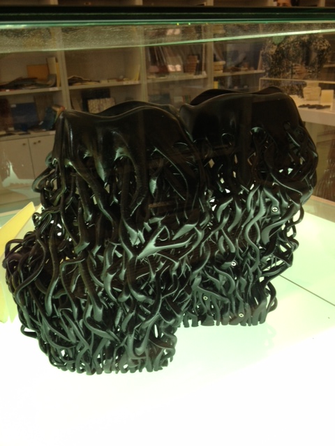 הנעליים המודפסות שהוצגו בפריס עם הקולקציה של איריס ואן-ארפן ובוצעו ע"י סטראטסיס. מוצג בספריית החומרים, חולון