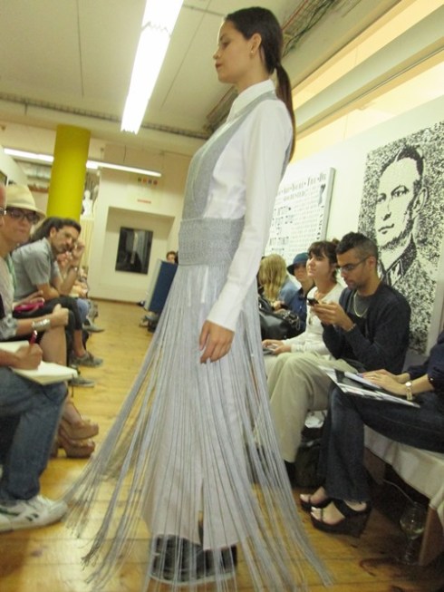 שמלה ארוכה של נולה בתצוגה של קום-איל-פו לקיץ 2013