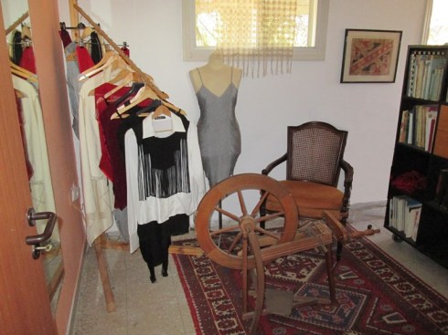 קולב עם בגדים למכירה בסטודיו של זיוה במגשימים