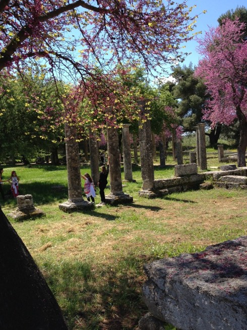 פריחה אביבית באולימפיה- מולדת המשחקים האולימפיים