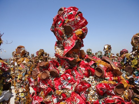 איש זבל מפחיות קוקה קולה. צילום: אילה רז