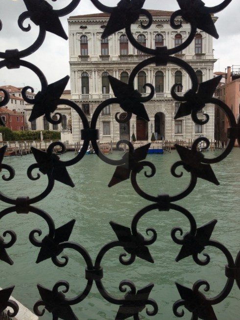 ונציה- מבט החוצה מהחלון במוזיאון פגי גוגנהיים