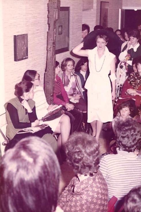 רחלי בחליפת שני חלקים לבנה.