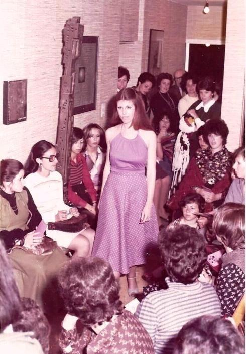 דורית, הקוסמטיקאית שלי, בשמלת כתפיות.