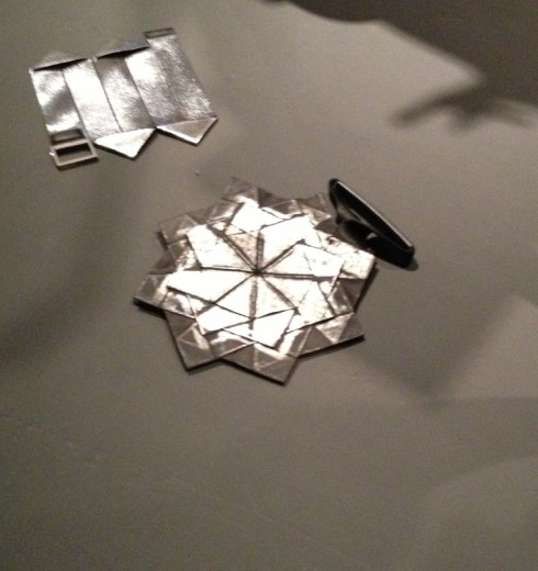 כך נראית השמלה כשהיא מקופלת