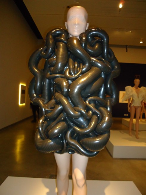 נחשים מתפתלים או מיעיים מתהפכים? דגם מקולקציית קפריולה.