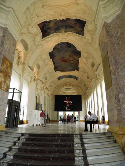 הכניסה לתערוכת Yves St. Laurent   צילום: יעקב רוט