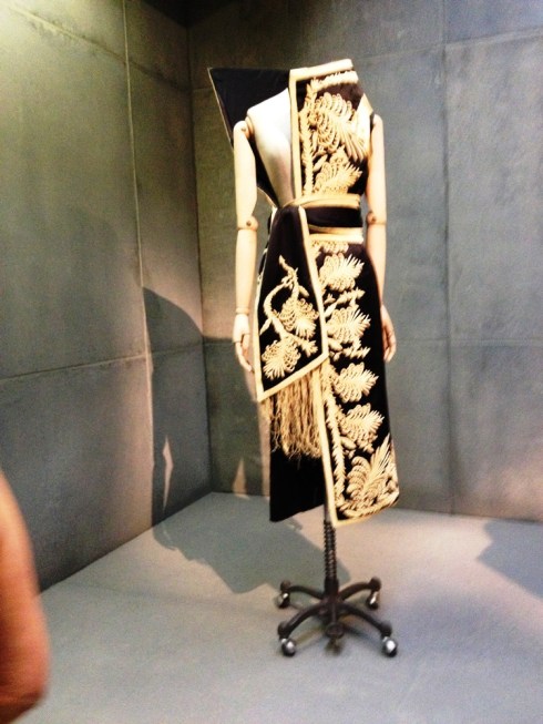 מוטיבים קלאסיים בשמלה א-סימטרית