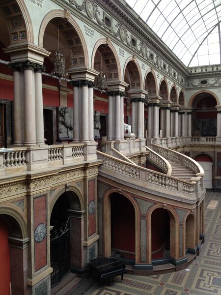 שאמשיך ללמוד ולצבור ידע בכל התחומים שאני אוהבת (בתמונה: האקדמיה שטיגליץ בסט. פטרסבורג)